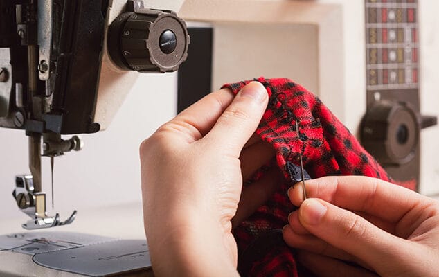 新潟市西蒲区お直しお店の「ぼんぼんぷらん」のホームページで使用する画像です。SERVICEお悩み解決しますのイメージ画像「ミシンとお直し」です。