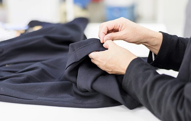 新潟市西蒲区お直しお店の「ぼんぼんぷらん」のホームページで使用する画像です。SERVICEお悩み解決しますのイメージ画像「ミシンとお直し」です。