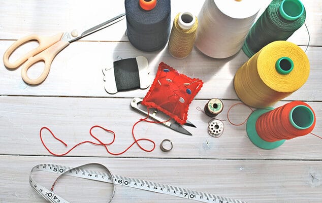 新潟市西蒲区お直しお店の「ぼんぼんぷらん」のホームページで使用する画像です。SERVICEお悩み解決しますのイメージ画像「ミシンとお直し」です。